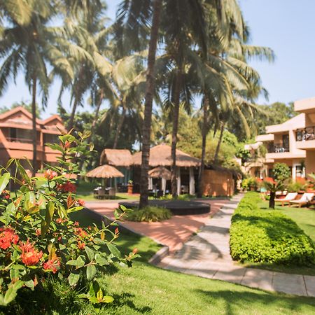 Whispering Palms Beach Resort Candolim Exterior foto