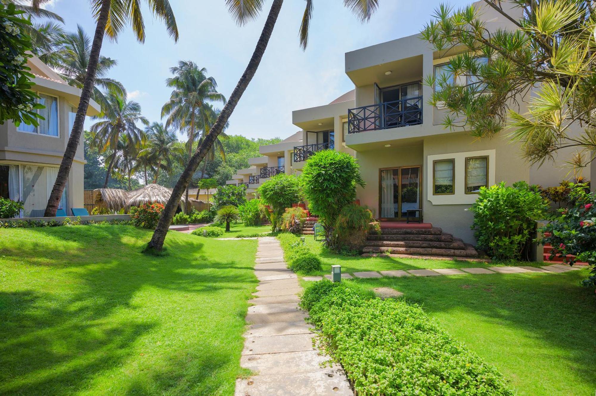 Whispering Palms Beach Resort Candolim Exterior foto