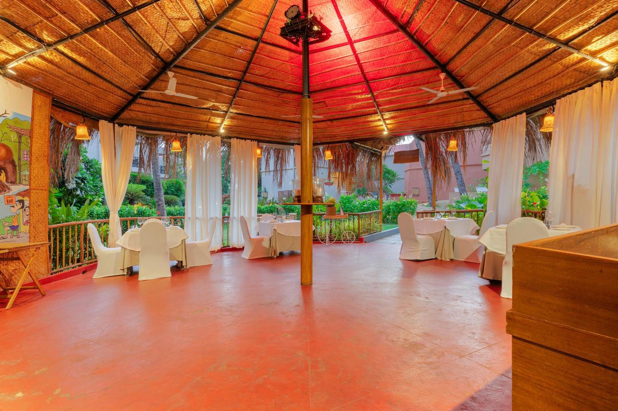 Whispering Palms Beach Resort Candolim Exterior foto