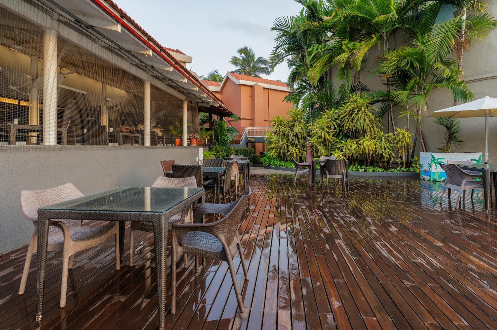 Whispering Palms Beach Resort Candolim Exterior foto