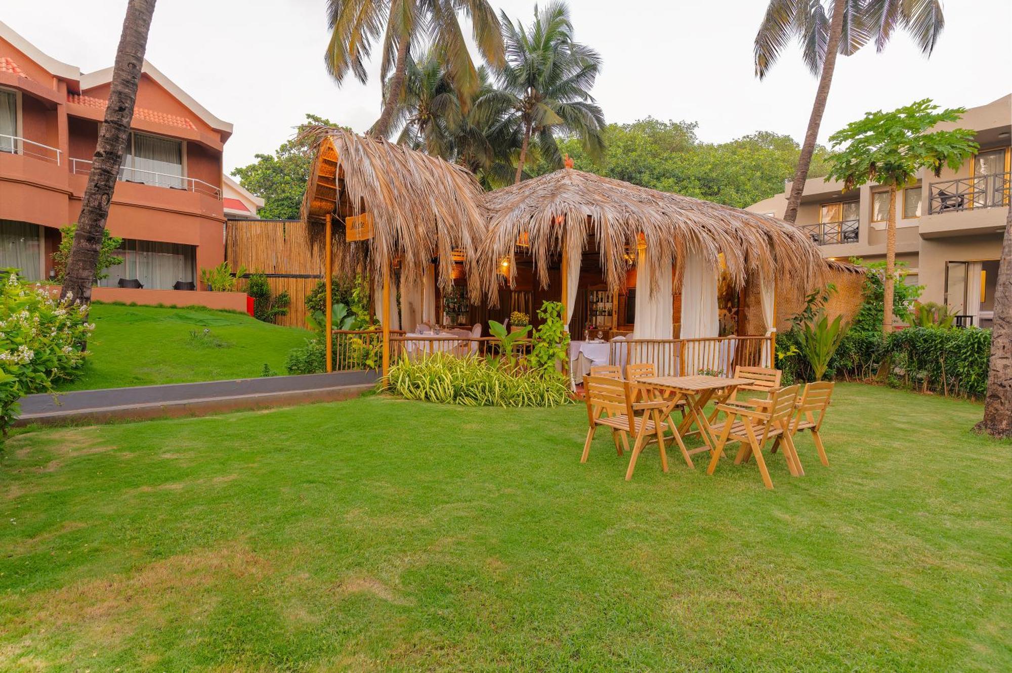 Whispering Palms Beach Resort Candolim Exterior foto