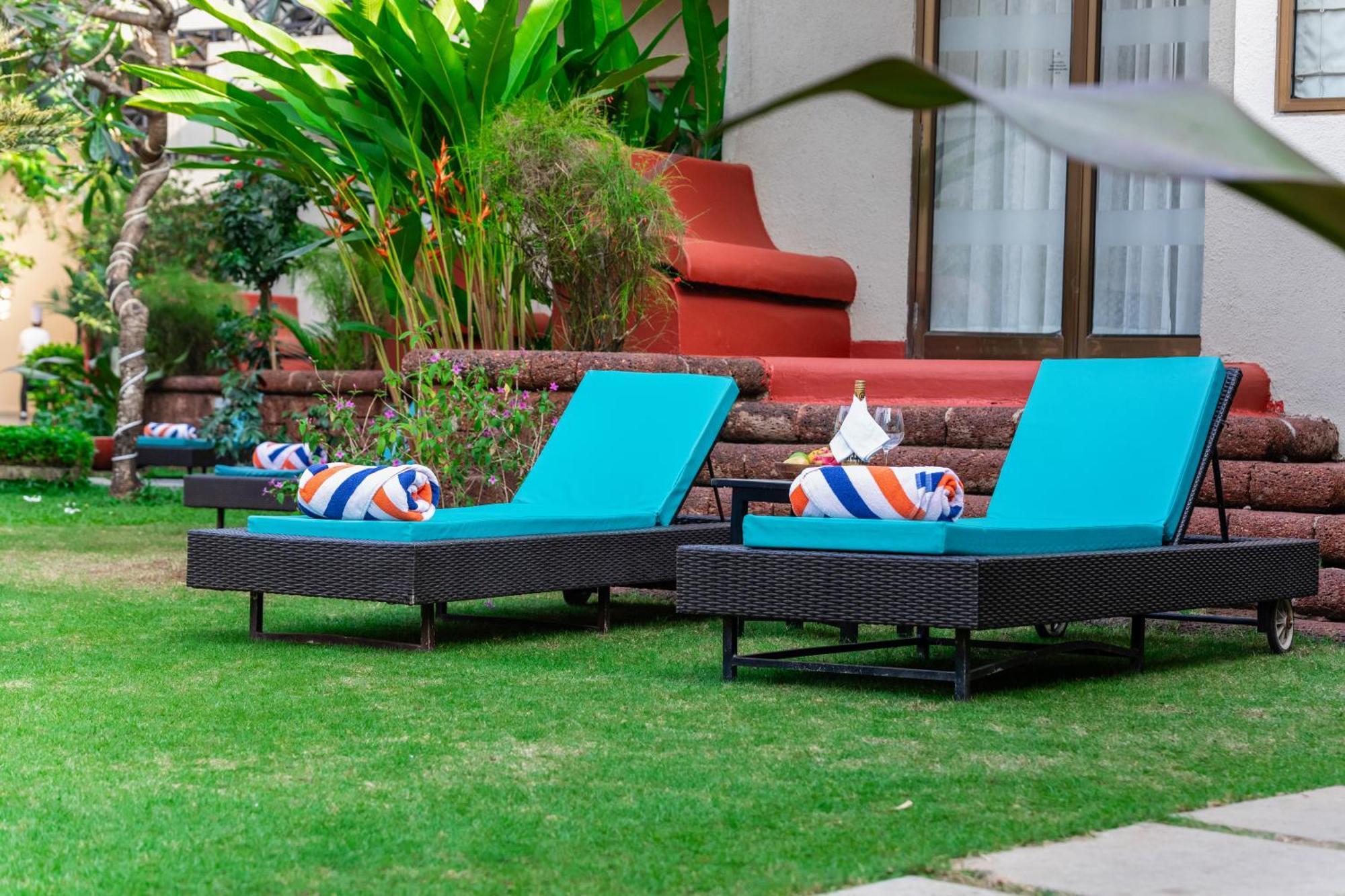 Whispering Palms Beach Resort Candolim Exterior foto